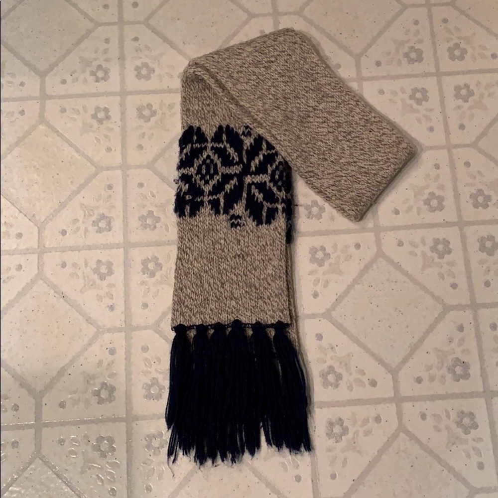 Cute navy blue fringe scarf 💙